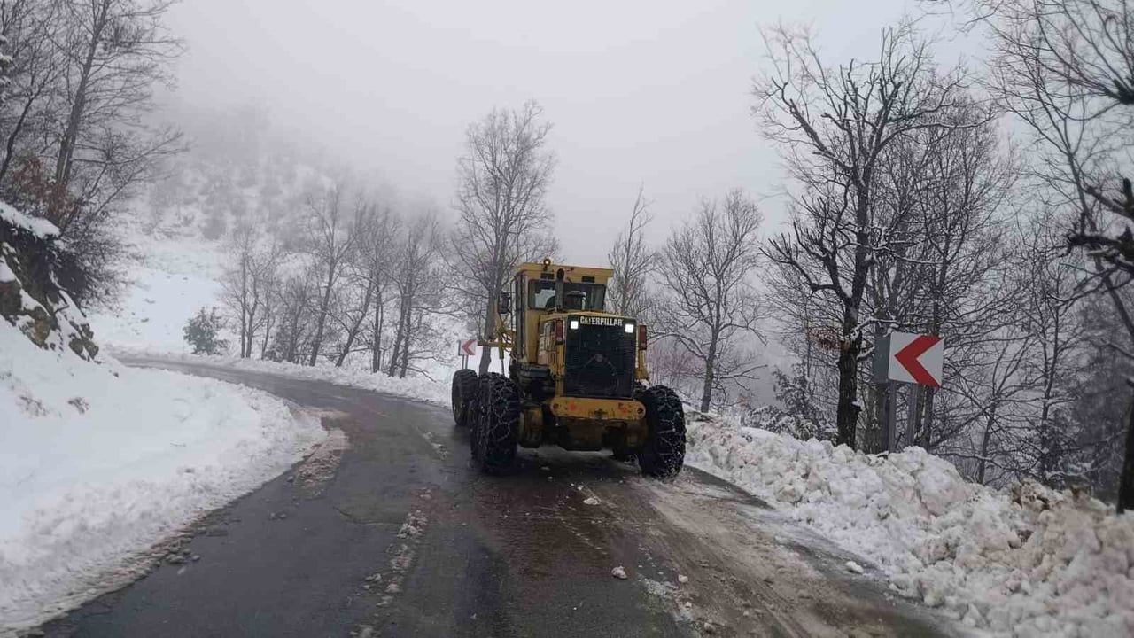 Kahramanmaraş’ta karla mücadele devam ediyor