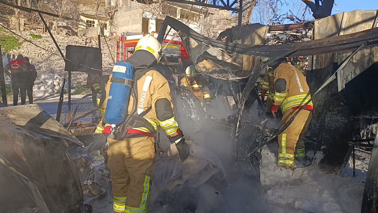 Kahramanmaraş'ta konteyner çarşı yangını: 3 konteyner ve 3 araç kullanılamaz hale geldi