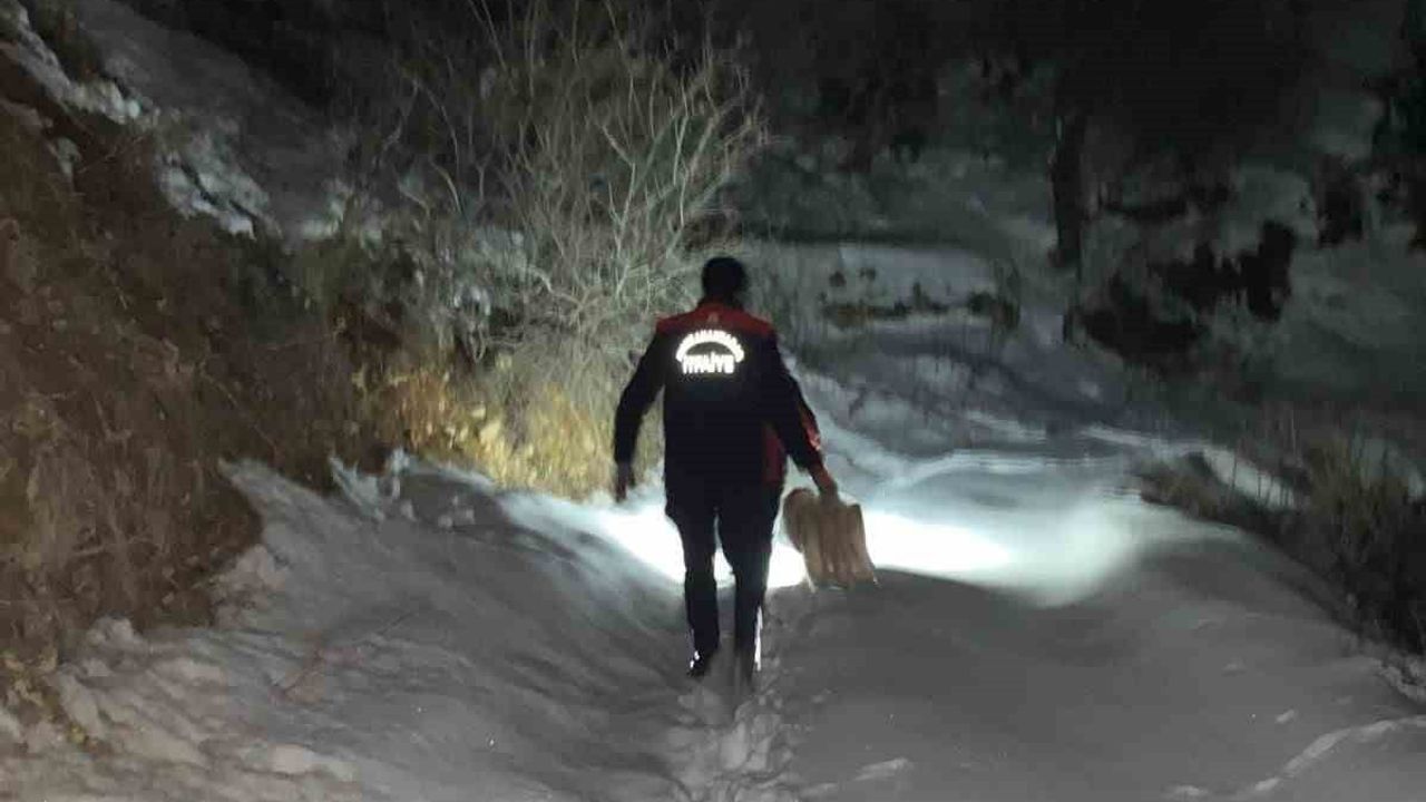 Kahramanmaraş'ta mahsur kalan aileye itfaiyeden erzak yardımı