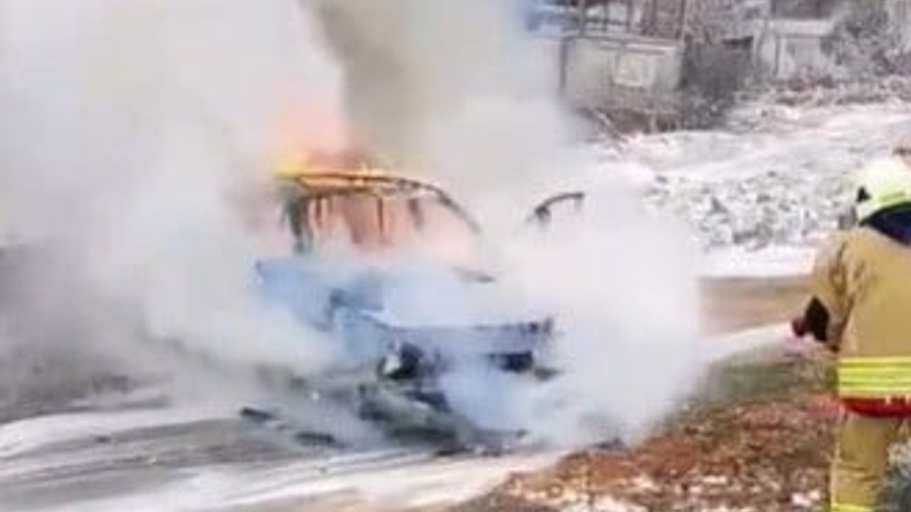 Kahramanmaraş'ta seyir halindeki otomobil alev aldı