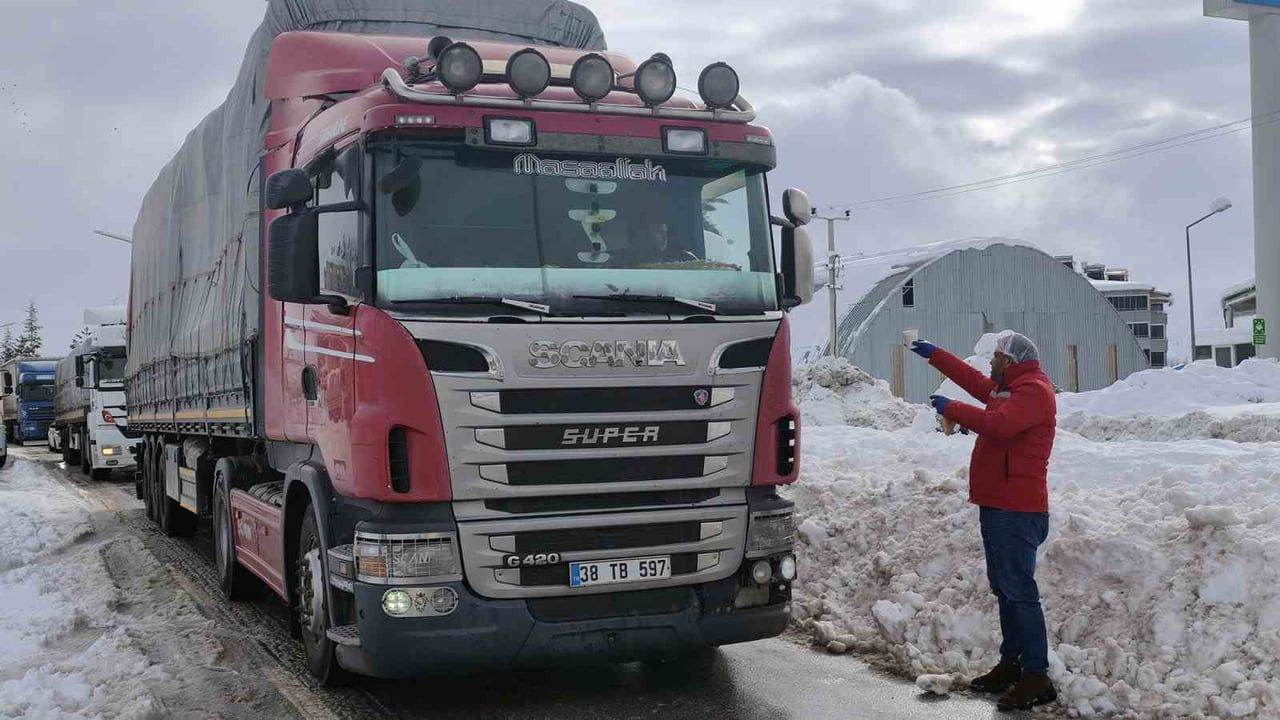 Kahramanmaraş’ta sürücülere sıcak çorba ikramı