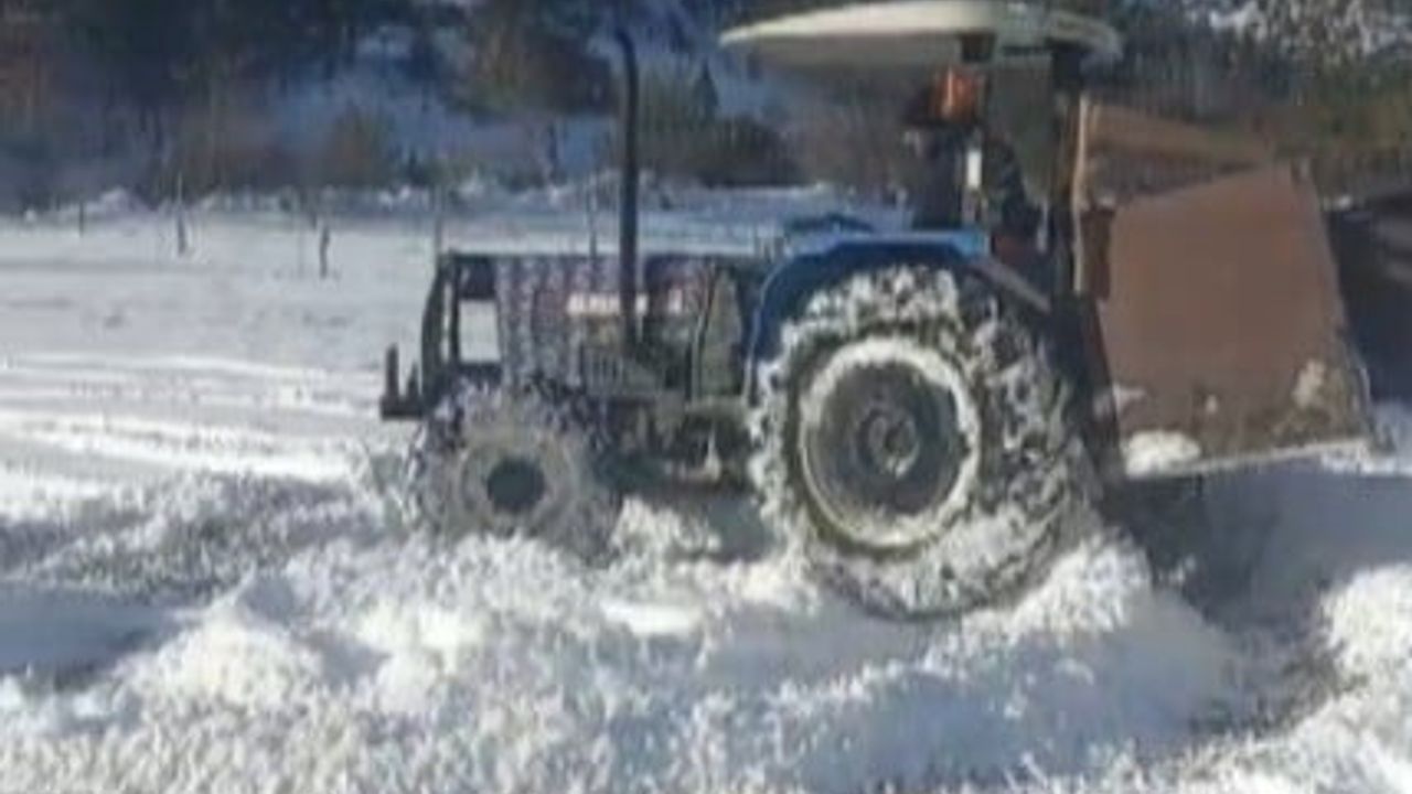Kahramanmaraş'ta traktörlerle kar drifti ve yol açma sevinci