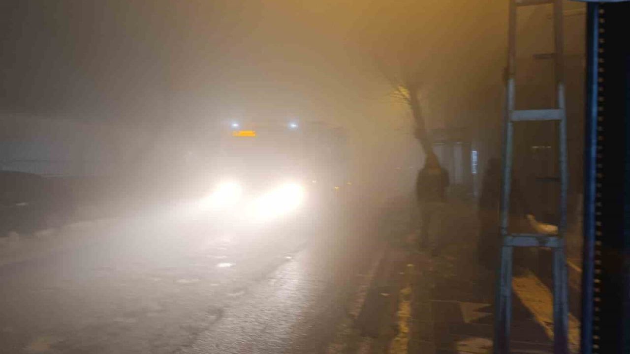 Kahramanmaraş'ta yoğun sis: görüş 10 metreye kadar düştü