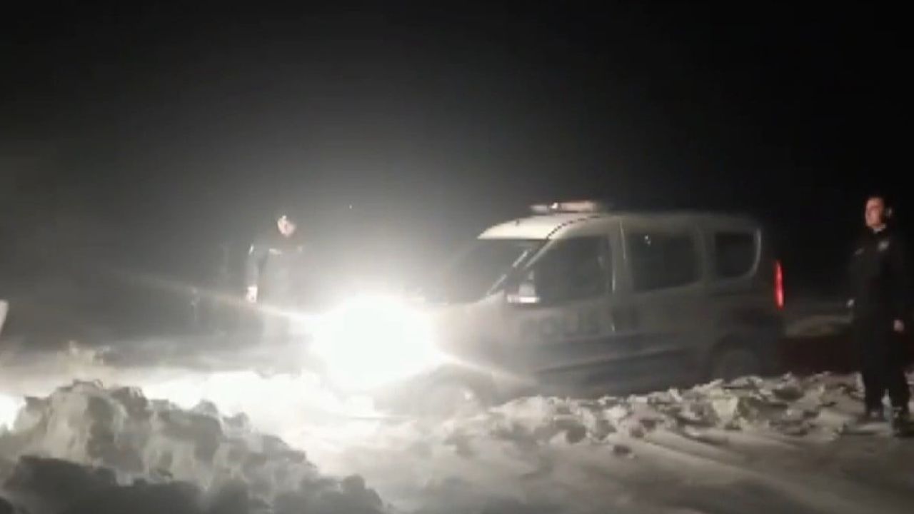 Kahramanmaraş'ta Yolda Kalan Polisleri İş Makineleri Kurtardı