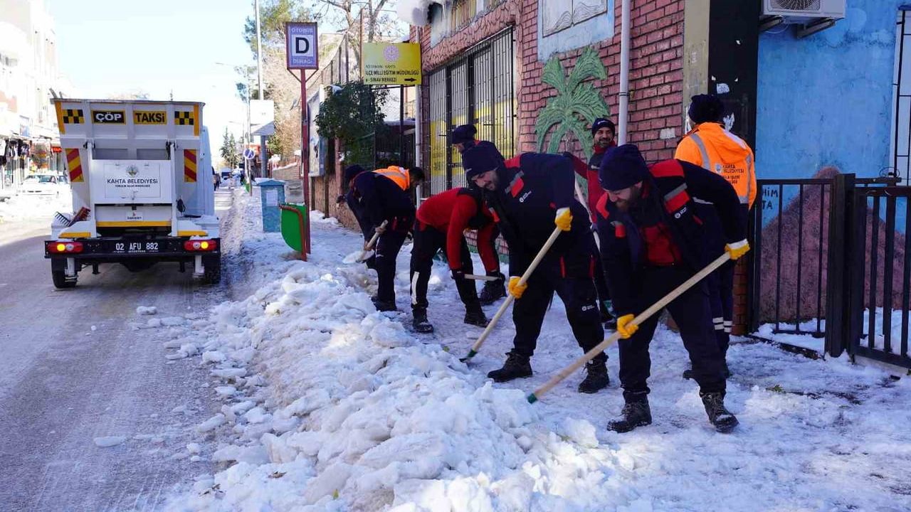 Kahta Belediyesi karla mücadeleyi 7 gün 24 saat sürdürüyor