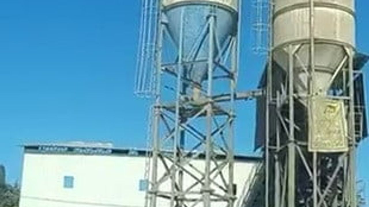 Kahta’da Maaşını Alamadığını İddia Eden İşçi Çimento Silosuna Çıktı