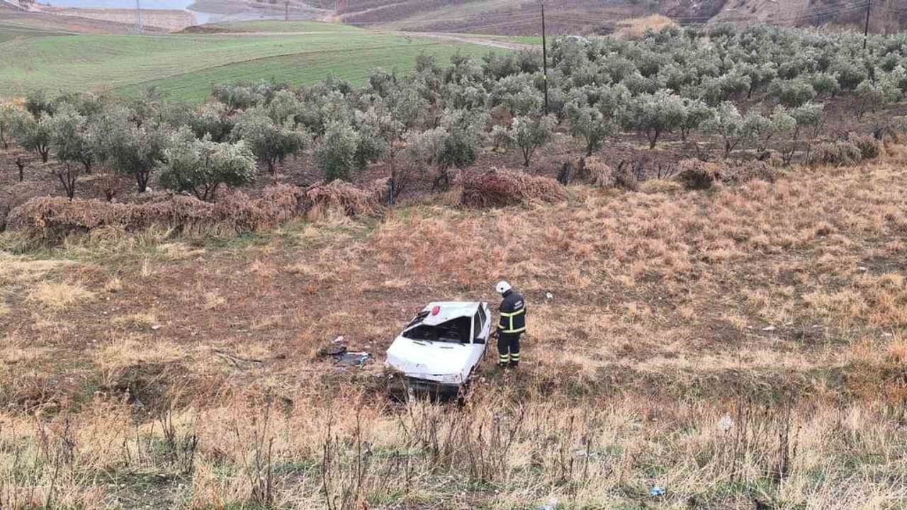 Kahta'da otomobil şarampole yuvarlandı: 3 yaralı