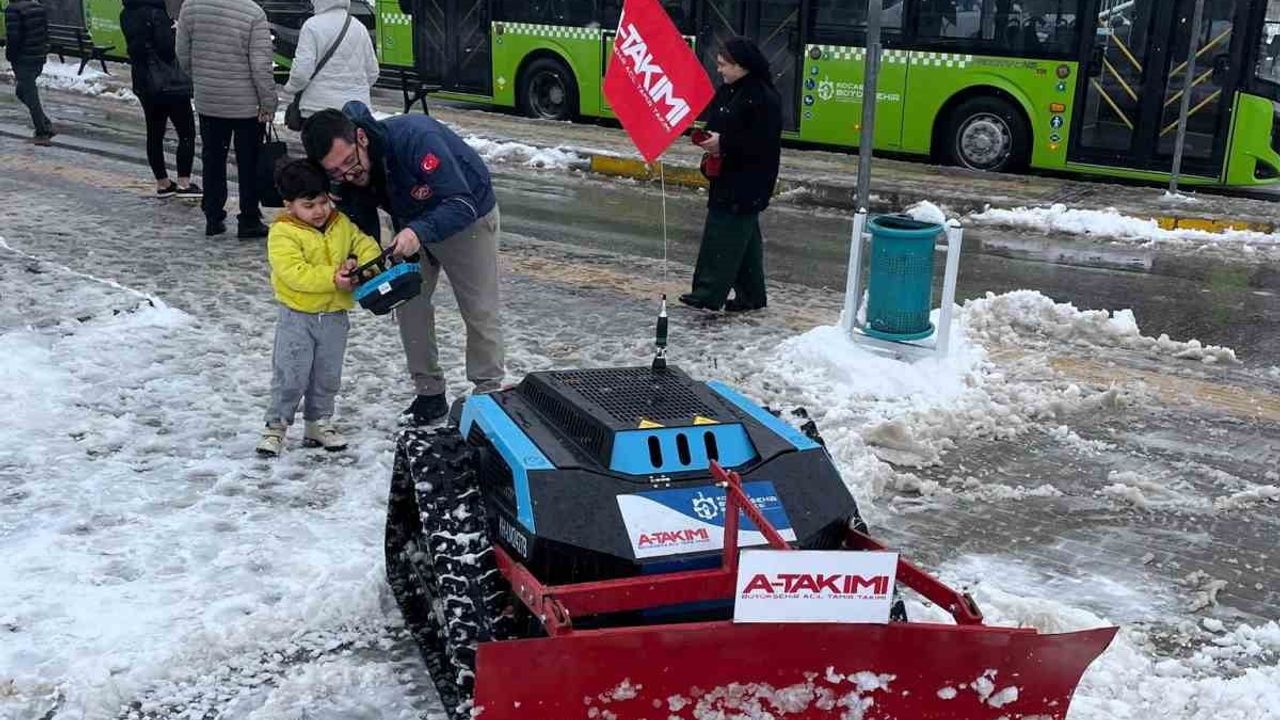 Kaldırımlar robotik araçlarla kardan temizleniyor