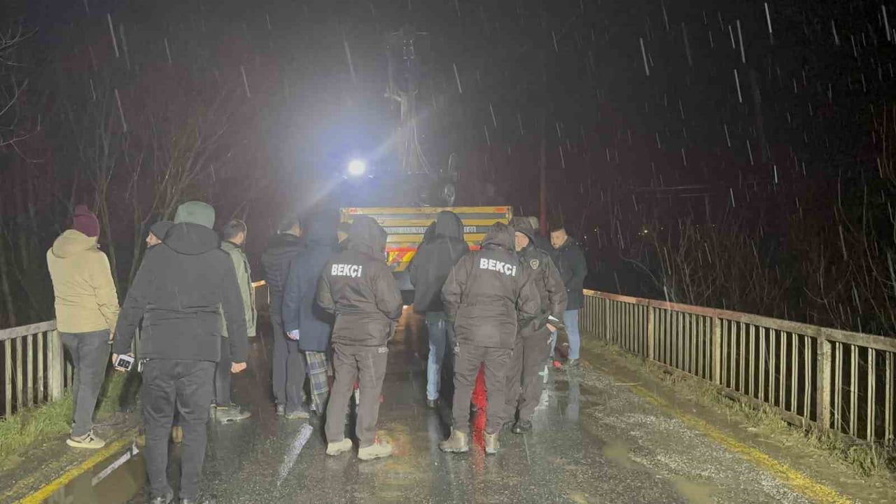 Kandıra'da otomobil çaya uçtu: Baba ve oğlu hayatını kaybetti