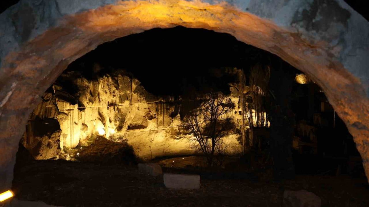 Kapadokya'da gece turizmi genişliyor: Ortahisar vadileri ve kalesi aydınlatıldı