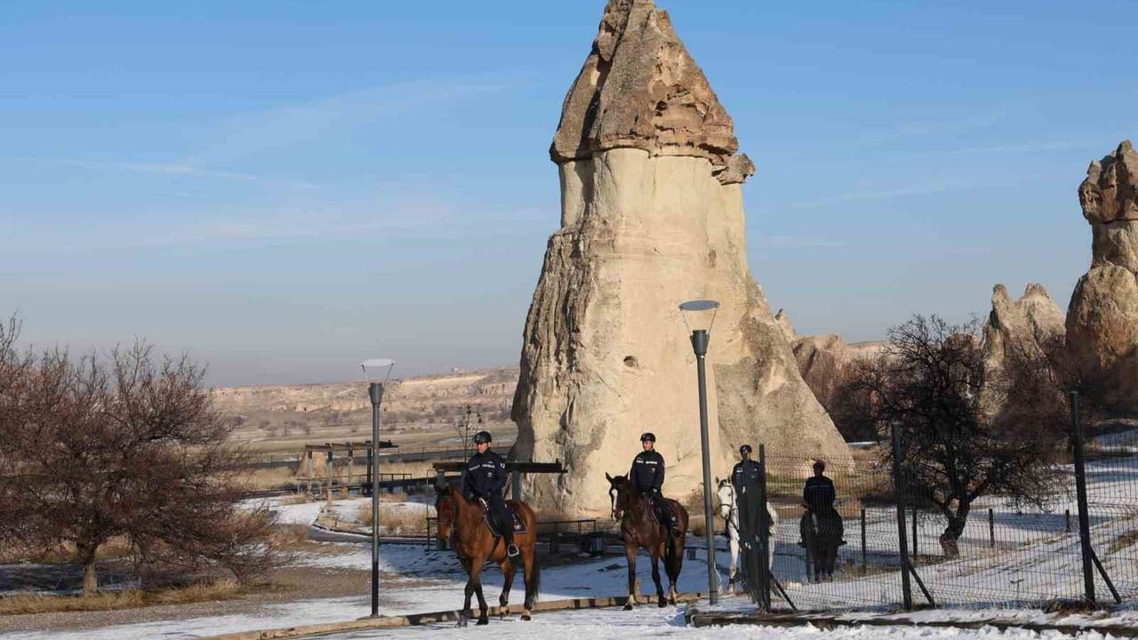 Kapadokya'da güvenlik atlı jandarmanın sırtında