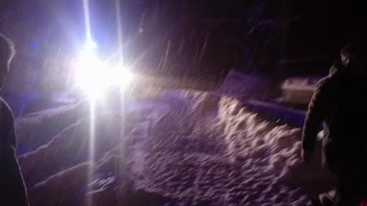 Kapalı köy yolu açıldı, 72 yaşındaki hasta hastaneye sevk edildi