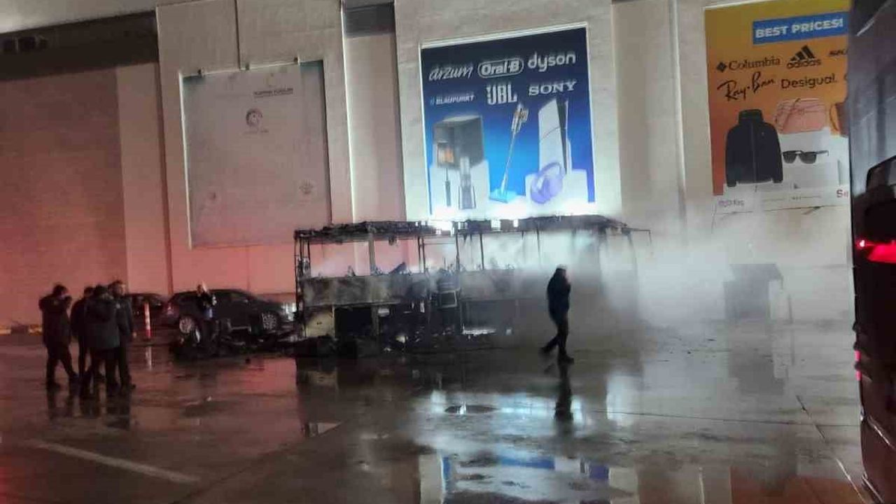 Kapıkule Gümrük Sahası'nda yolcu otobüsü alev aldı, araç kullanılamaz hale geldi