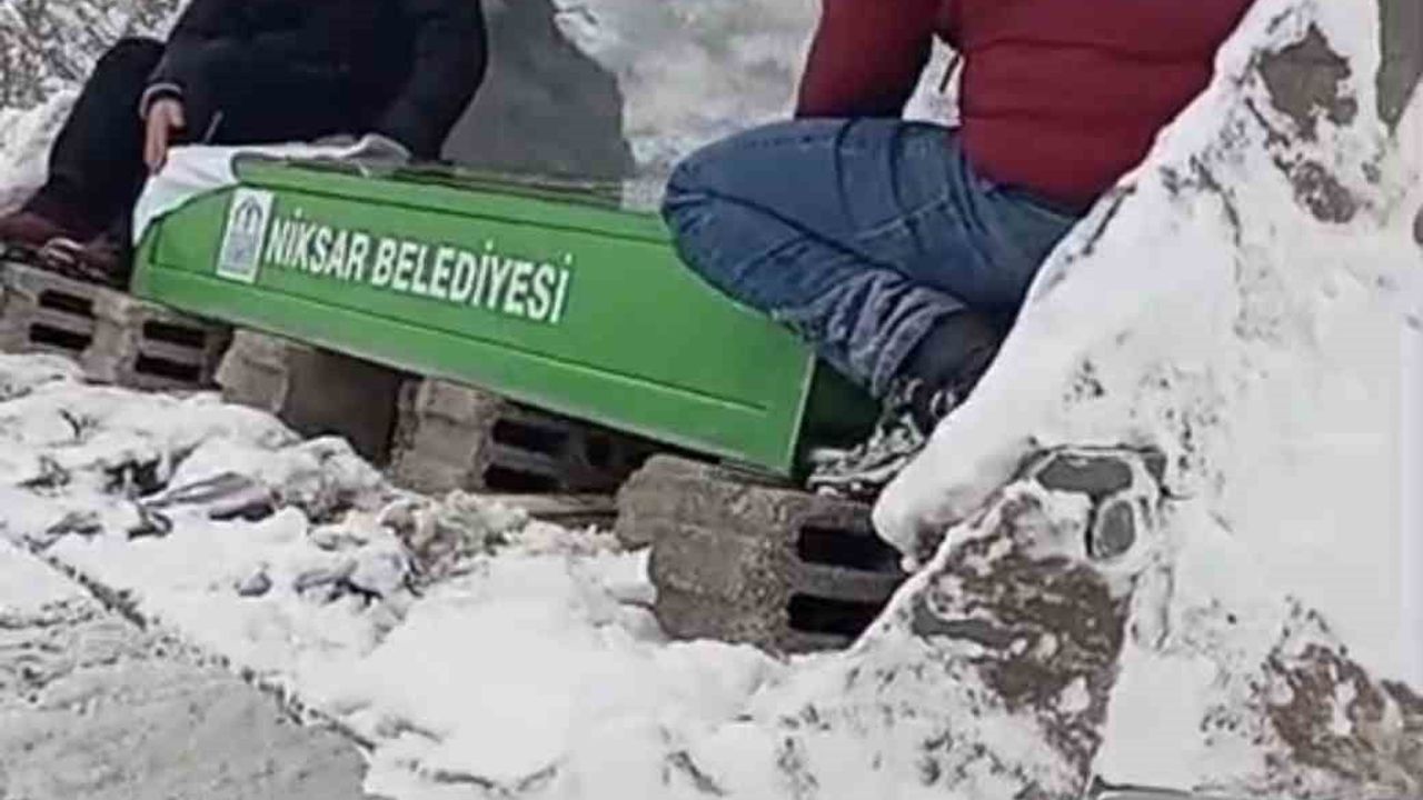 Kar nedeniyle cenaze aracı yolda kaldı, naaş iş makinesiyle köye taşındı