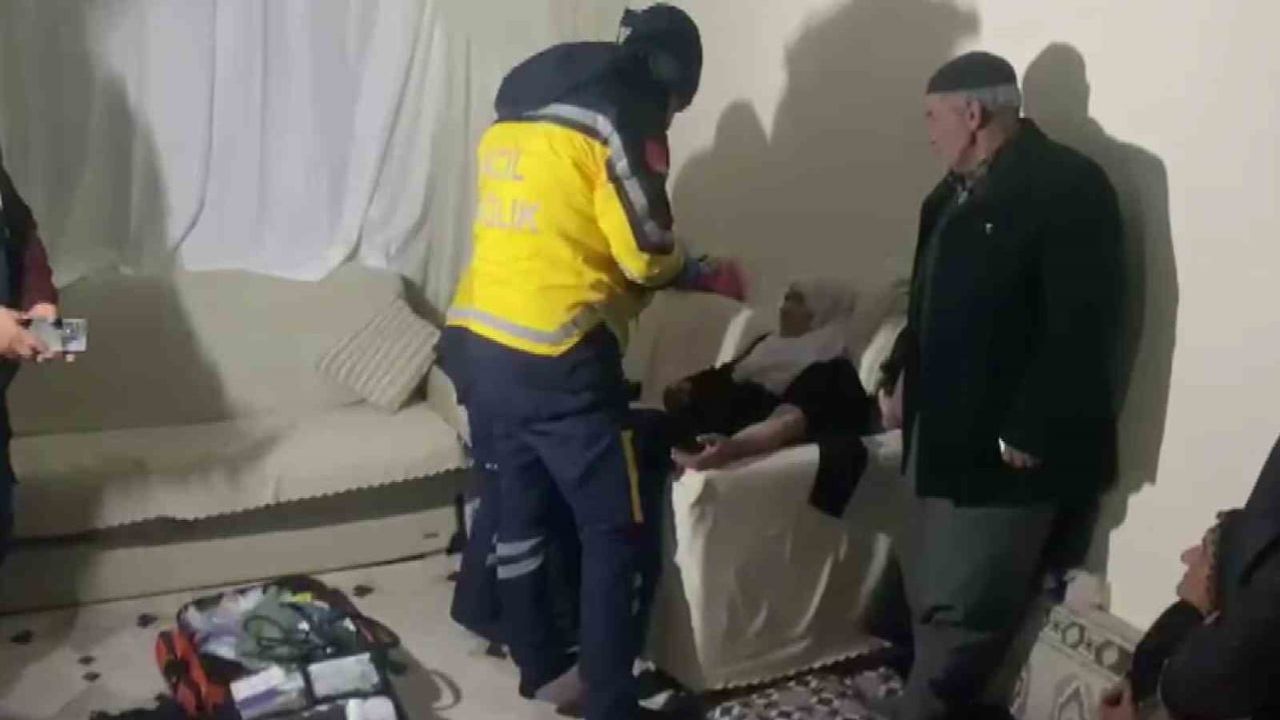 Kar ve tipi nedeniyle kapalı yol açıldı, sağlık ekipleri Hatice Meşe'ye ulaştı