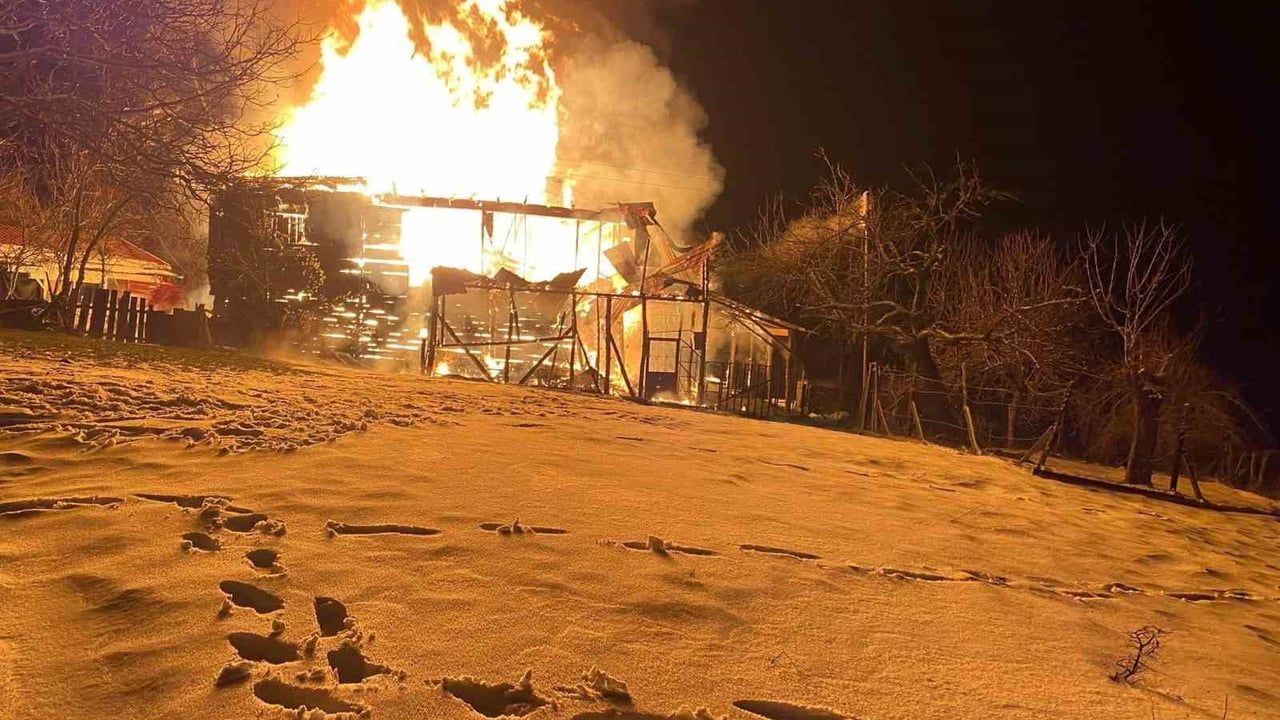 Karabük Eflani'de İki Katlı Ahşap Ev Alevlerde Kül Oldu