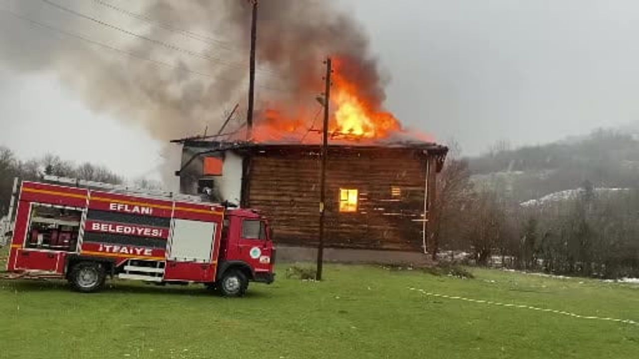 Karabük'te 450 yıllık ahşap cami yangında kullanılamaz hale geldi