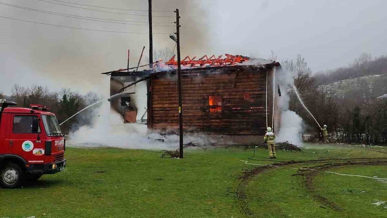 Karabük’te 450 yıllık Elekler Camii yangında kullanılamaz hale geldi