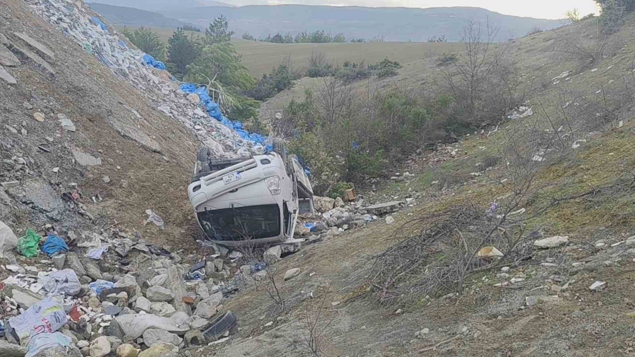 Karabük'te kamyonet şarampole yuvarlandı: 2 kişi yaralandı