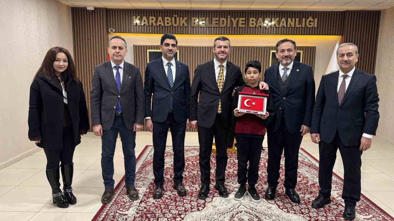 Karabük'te kar altında İstiklal Marşı'na saygı gösteren öğrenci ödüllendirildi