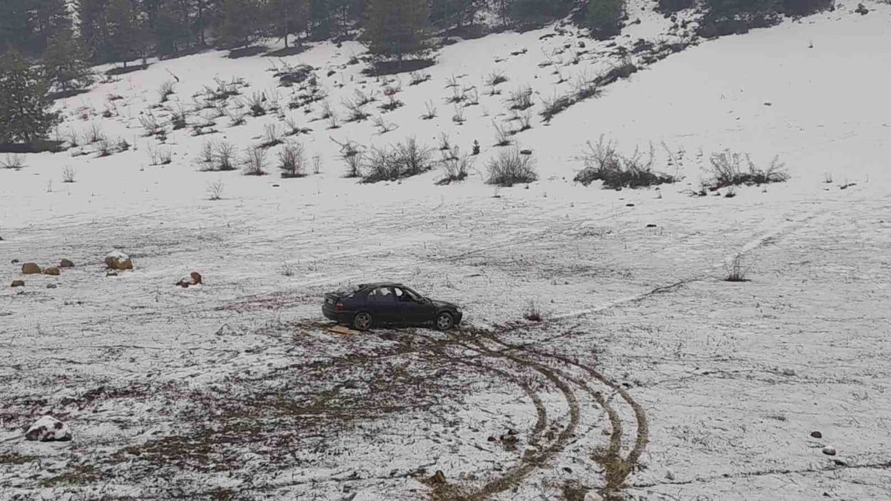 Karabük'te kontrolden çıkan otomobil boş araziye uçup takla attı, sürücü yaralandı