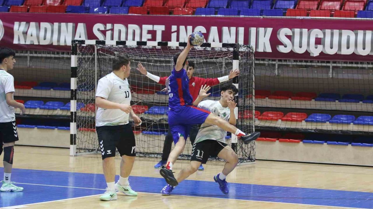 Karabük’te maçta hakeme saldırı girişimi: Oyuncu saha dışına çıkarıldı