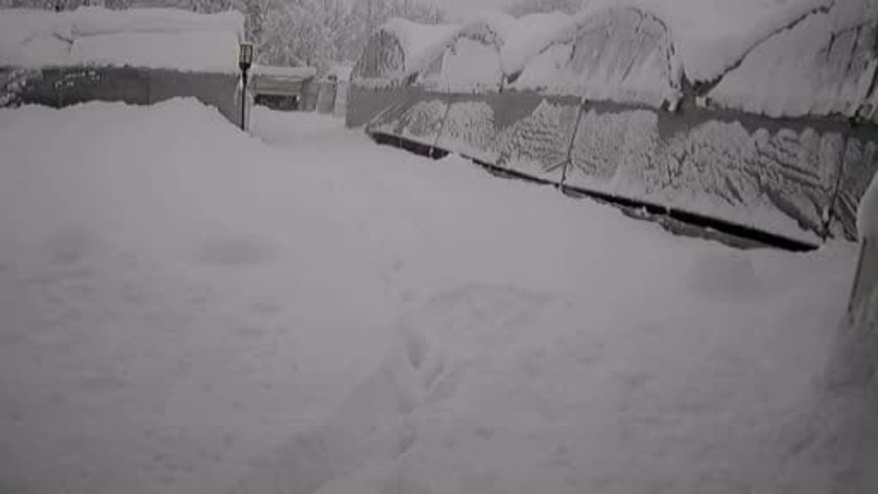 Karabük'te seralar çöktü: Kar altında kalan çiftçi komşularınca kurtarıldı