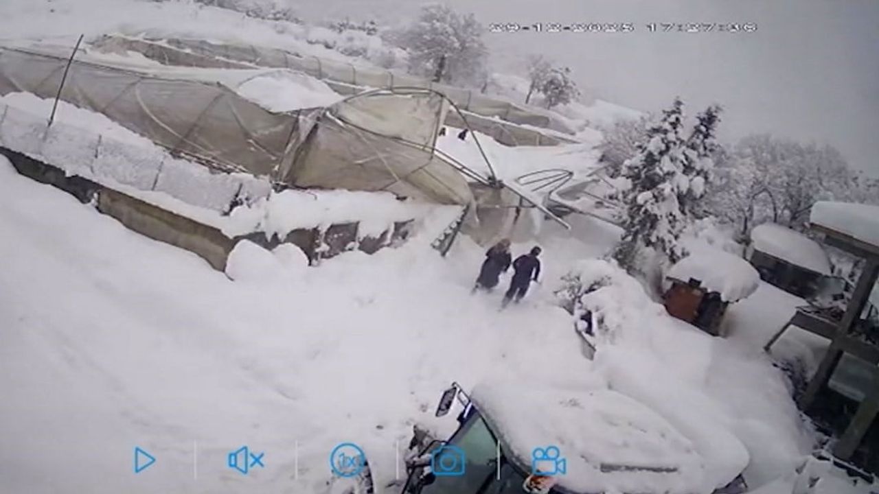 Karabük’te seralar çöktü; kar altında kalan çiftçi komşularının yardımıyla kurtarıldı