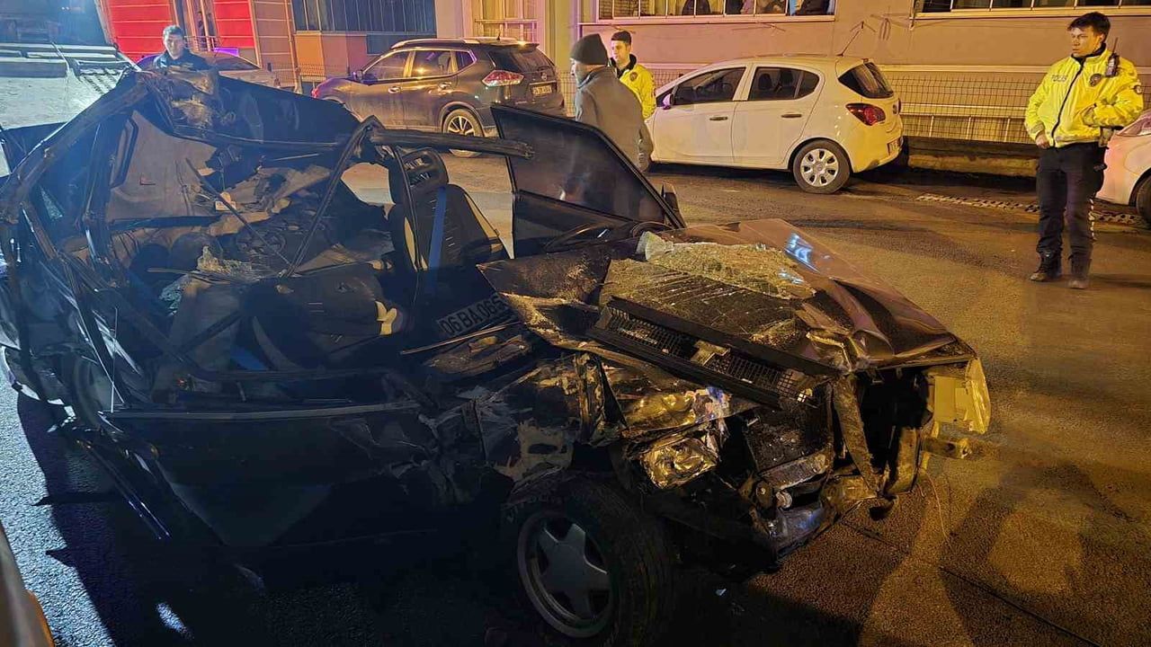 Karabük’te Tofaş otomobil park halindeki tıra saplandı: 1’i ağır, 2 yaralı