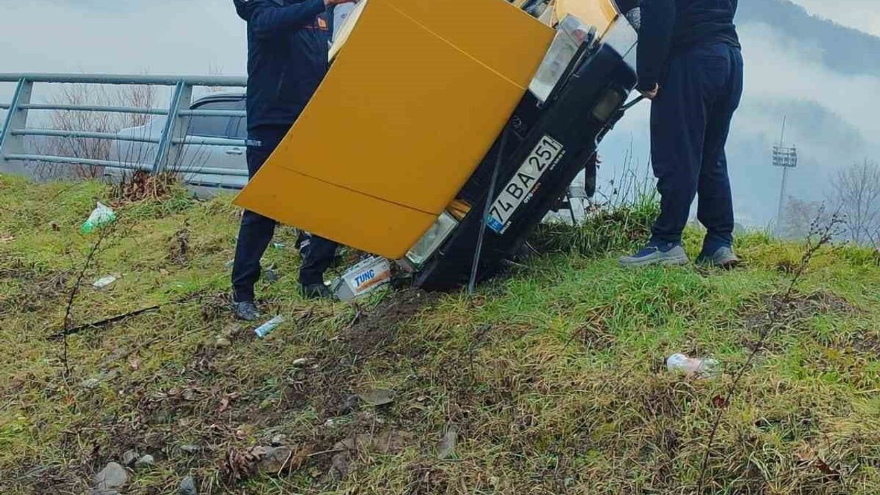 Karabük Yenice'de Otomobil Demir Bariyere Çarptı — Sürücü Hafif Yaralandı