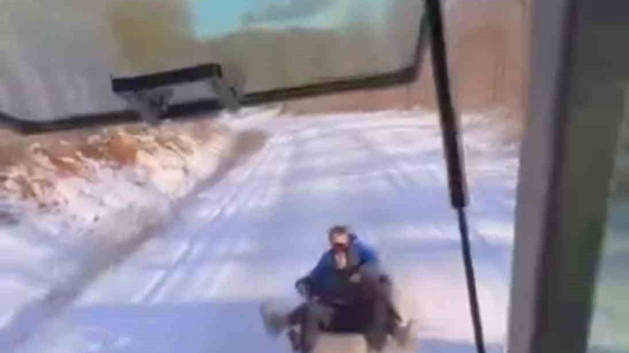 Karacabey'de Çocuklar Traktör Lastikleriyle Kar Keyfi Yaşadı