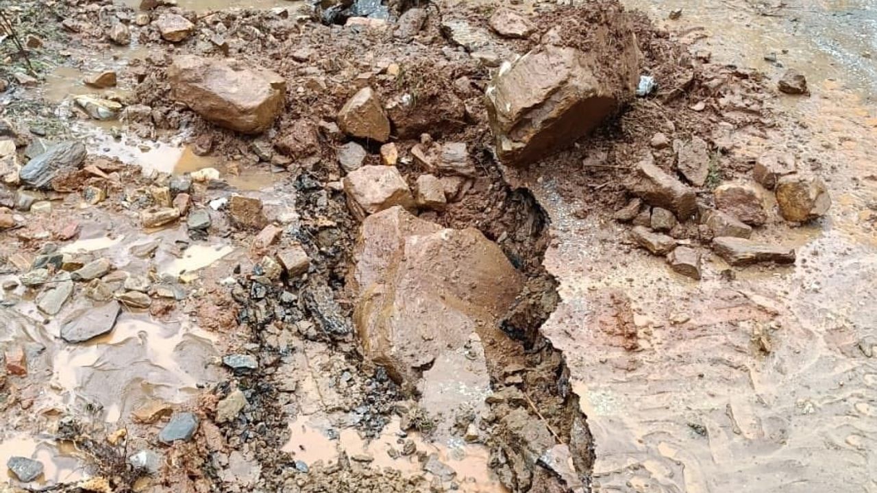 Karacasu'da istinat duvarı çöktü, yollar çukurlarla zarar gördü