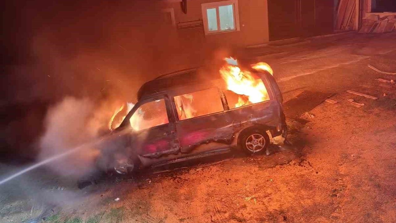 Karacasu’da seyir halindeki ticari araç alev aldı