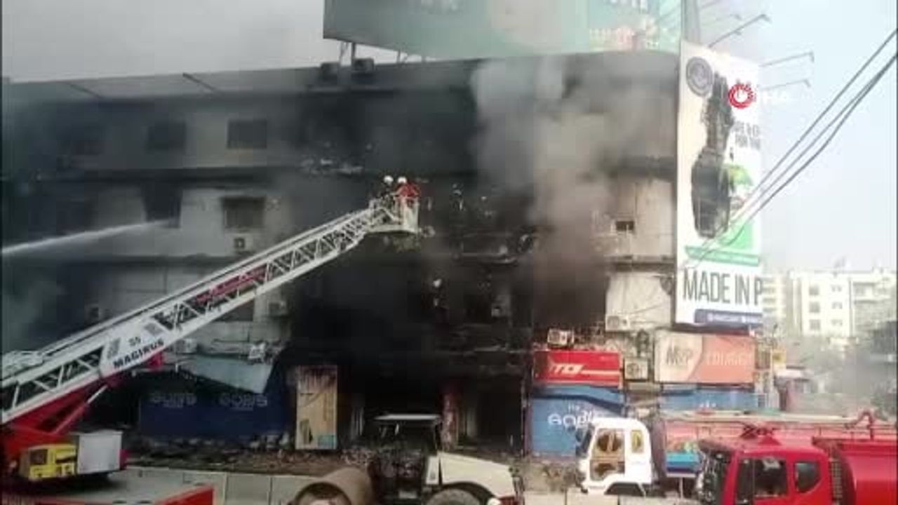 Karaçi’de alışveriş merkezinde yangın: 6 kişi yaşamını yitirdi