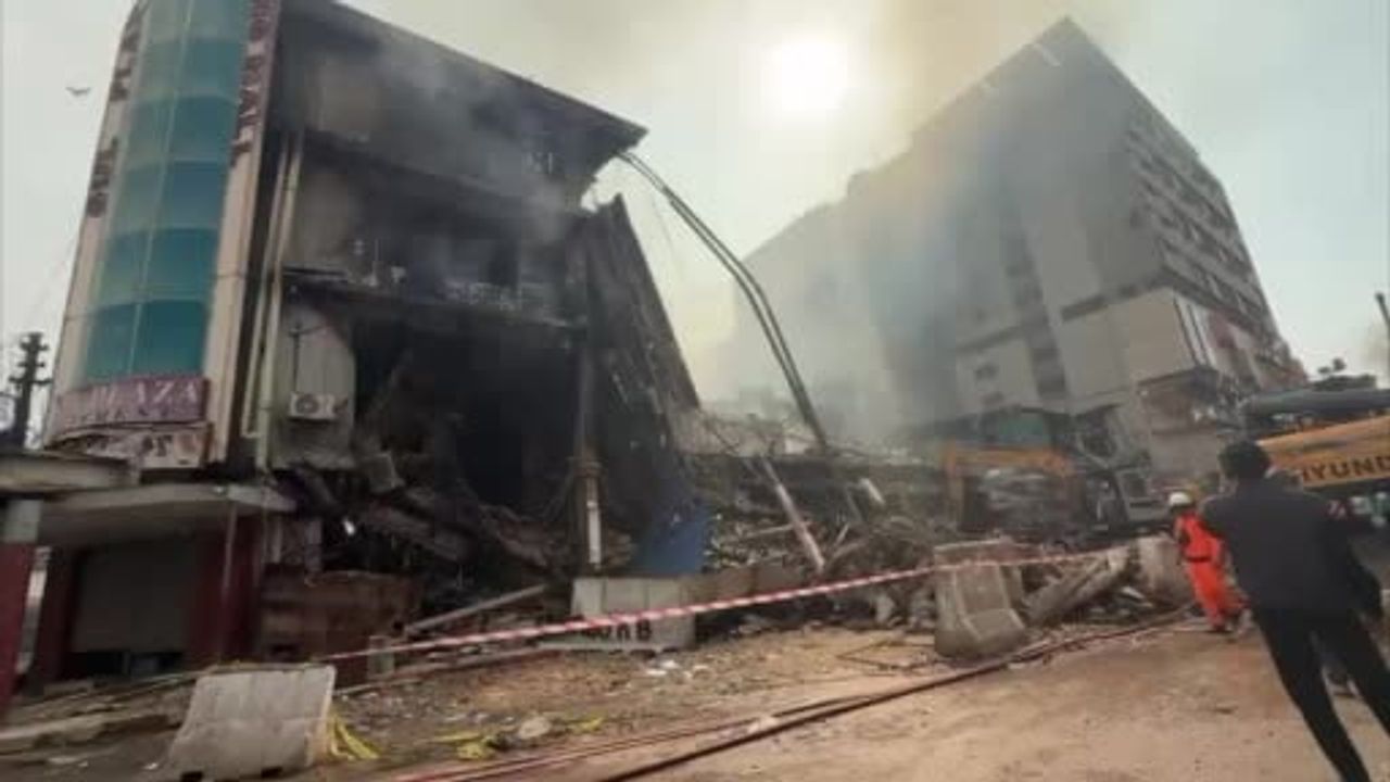 Karaçi'de Gul Plaza AVM yangınında can kaybı 26’ya yükseldi