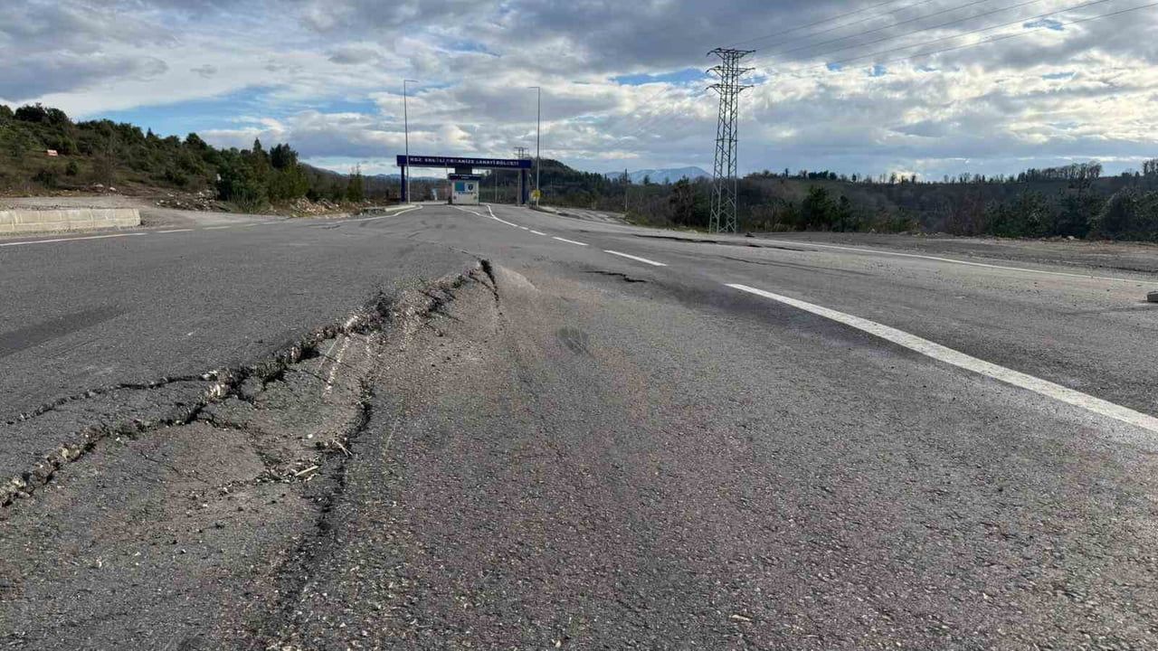 Karadeniz Ereğli OSB yolunda göçük meydana geldi
