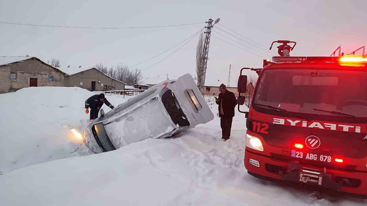 Karakoçan'da karda kayan hafif ticari araç kanala devrildi: 2 yaralı