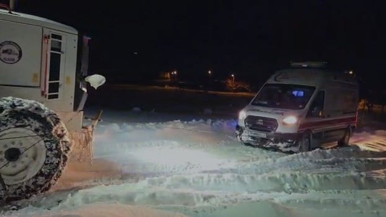 Karakoçan’da karda mahsur kalan ambulans İl Özel İdaresi ekiplerince kurtarıldı