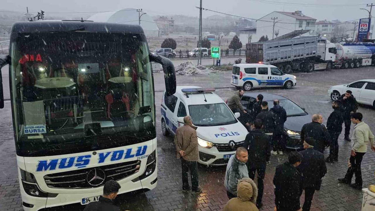 Karakoçan'da Muş-Bursa seferindeki yolcu otobüsüne saldırı