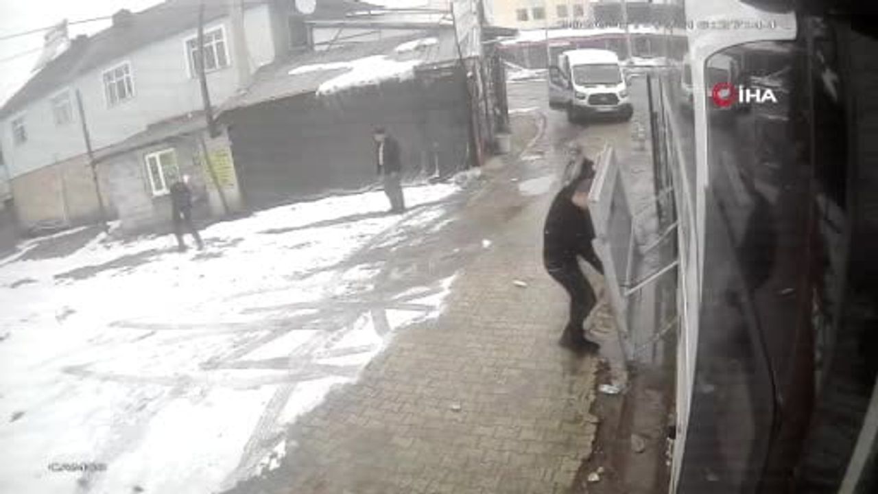 Karakoçan'da Muş-Bursa seferindeki yolcu otobüsüne saldırı