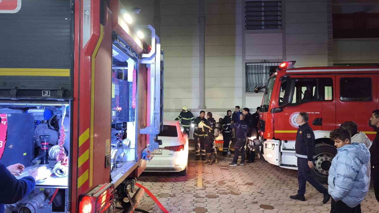 Karaköprü Atakent'te 10 katlı binanın giriş katında yangın
