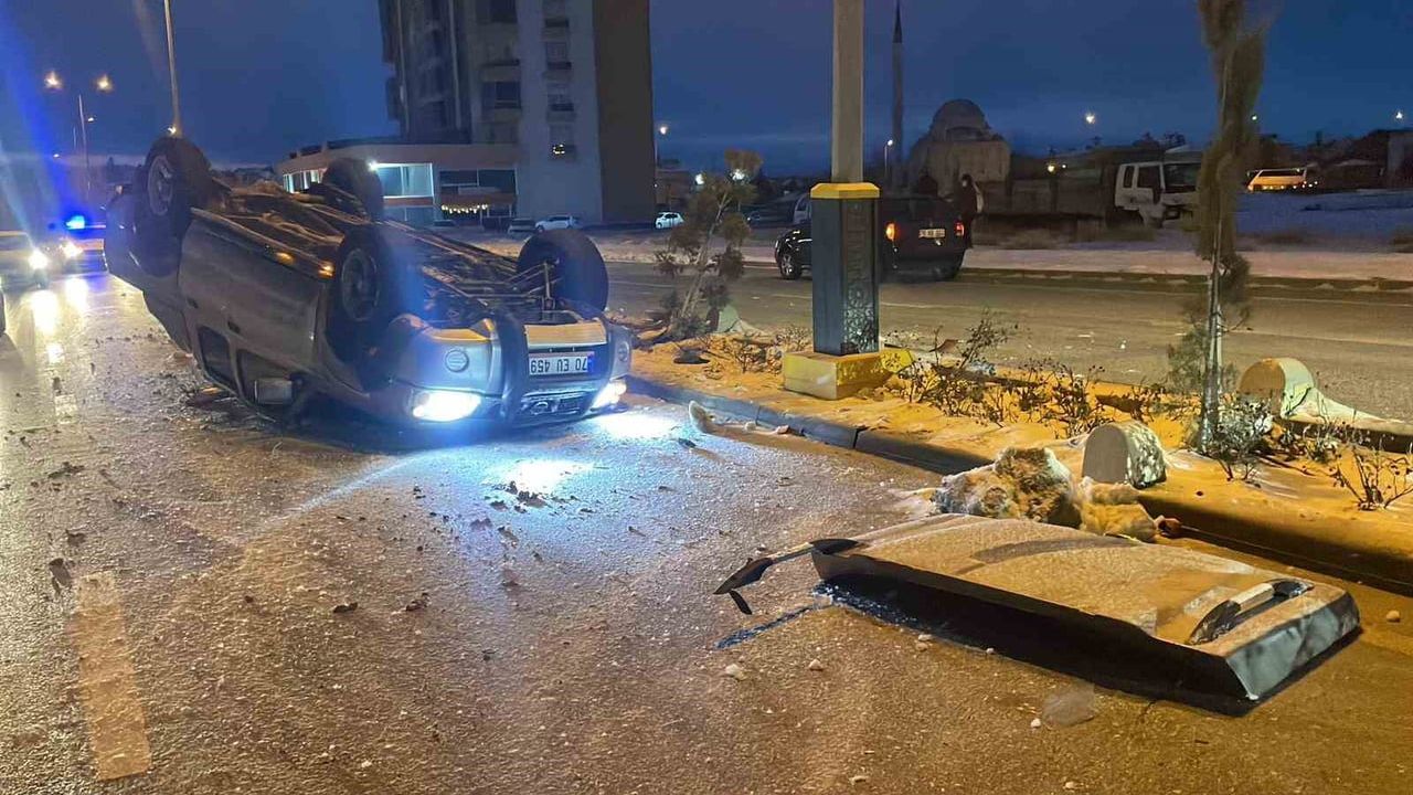 Karaman'da buzlanma kamyonetin devrilmesine yol açtı: 2 yaralı
