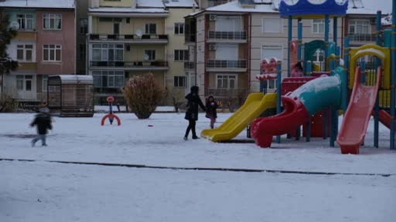 Karaman'da çocuklar kar tatilini kayarak ve kartopu oynayarak geçirdi