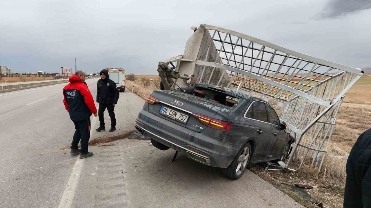 Karaman'da fırtına kamyoneti devirdi, römork karşı şeride fırladı