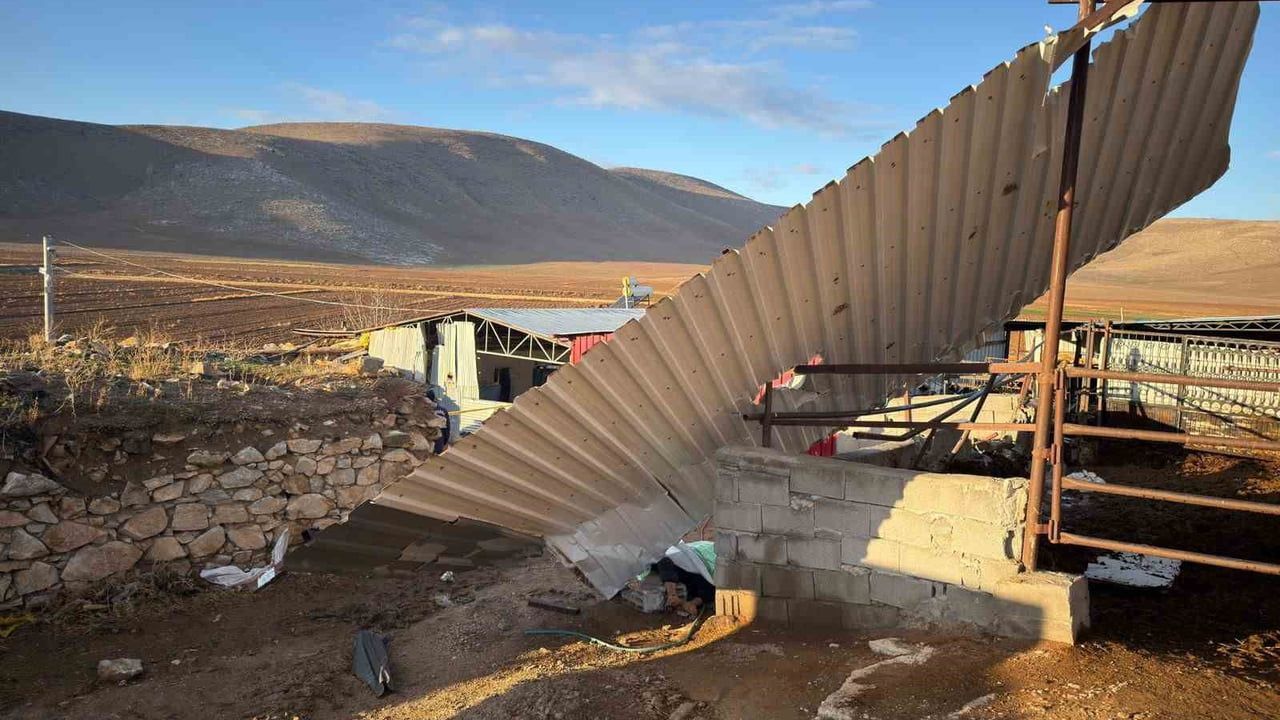 Karaman'da fırtına: uçan çinko çatının altında kalan kişi hayatını kaybetti