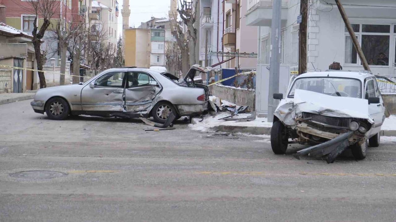 Karaman'da iki otomobil çarpıştı: Karı koca yaralandı