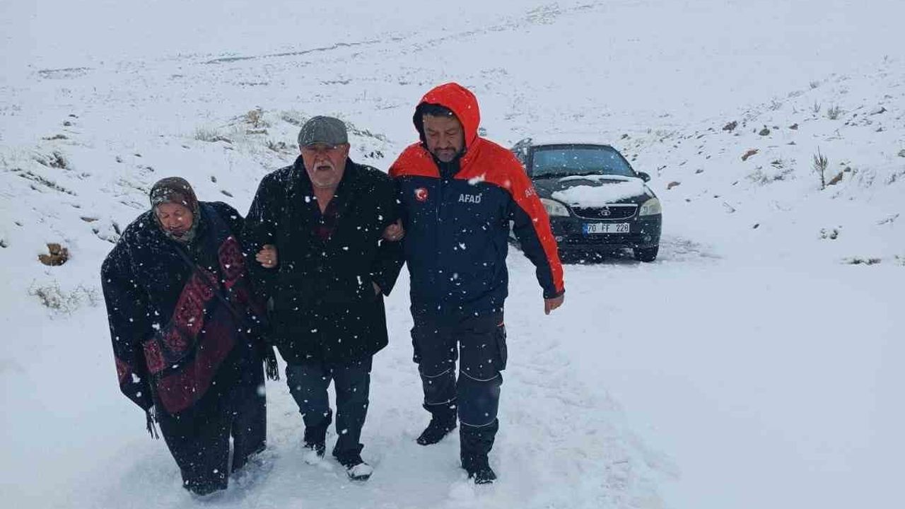 Karaman’da kar yağışı nedeniyle yolda mahsur kalan 4 kişi kurtarıldı