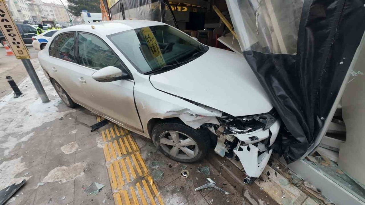 Karaman'da kavşak kazası: otomobil iş yerine daldı, 3 kişi yaralandı