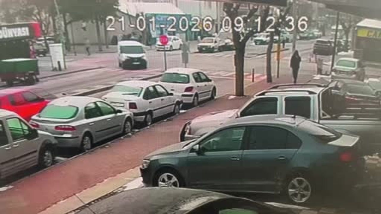 Karaman'da kavşakta çarpışma: Otomobil iş yerine daldı