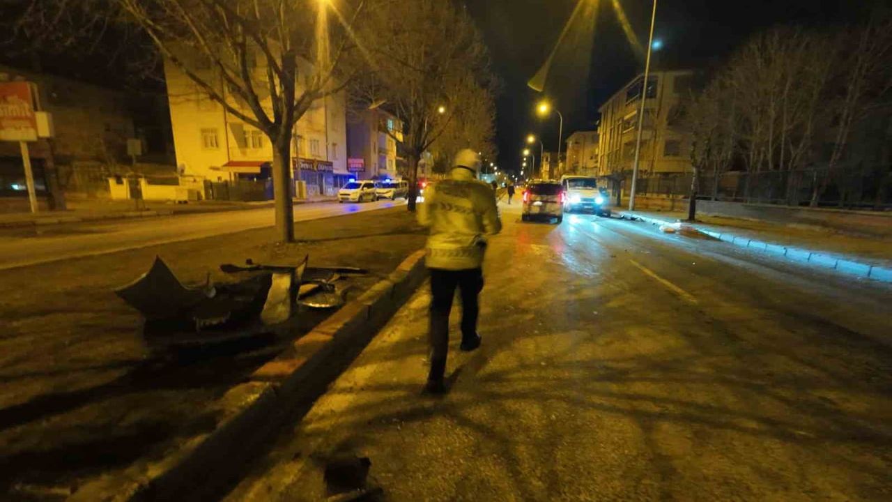 Karaman'da kontrolden çıkan otomobil duvara çarpıp savruldu: 2 yaralı